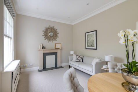 An immaculate two bedroom, two bathroom apartment located on the second floor (with lift) of a white stucco fronted building in Belgravia.