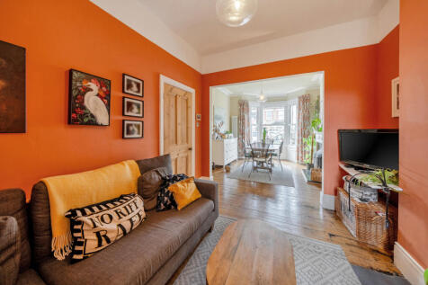 4 bed, 2 bath Terraced in manchester - Photo 2