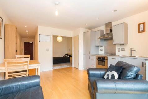 This stylish studio apartment in Temple House offers the perfect city-centre living experience. Positioned on the 5th floor, it features a private balcony with stunning views overlooking Birmingham’s