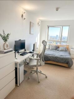 En-suite Double bedroom bills includedSet within a 904 sqft three-bedroom shared apartment with two bathrooms located on the third floor.