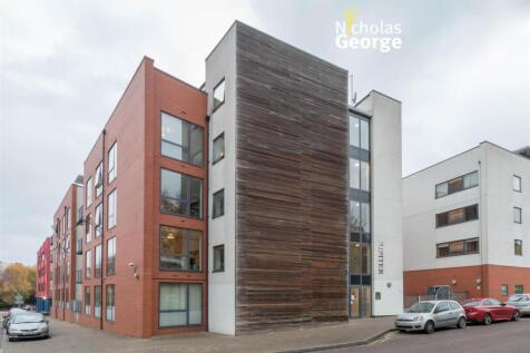 **AVAILABLE NOW - VIDEO VIEWING AVAILABLE - GREAT LOCATION - NICELY PRESENTED** This unfurnished ground floor studio flat is well situated in this popular modern complex just off Broad Street and clos