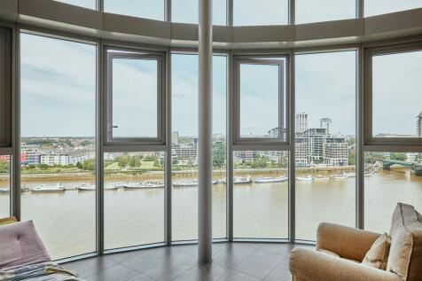 A spacious three-bedroom split-level apartment extending to over 1,700 sq ft, set within the popular riverside development of Falcon Wharf. Offering stunning views across the River Thames, generous li