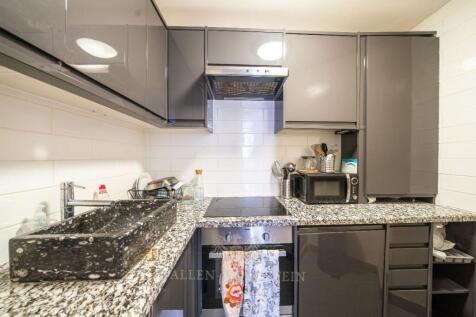 Modern flat with a large communal courtyard set in a secured purpose built block just minutes away from KINGS CROSS STATION. This truly stylish flat has everything you could ever need at your doorstep