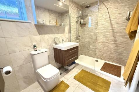 GROUND FLOOR SHOWER ROOM