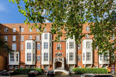 SHORT LET. Set on the 1st floor, this 3 bedroom flat boasts stylish accommodation including a large reception room with space to dine, a modern kitchen and 3 lovely bedrooms.