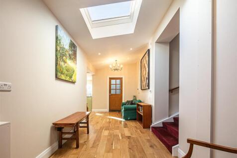 6 bed, 3 bath Detached in Sheffield - Photo 10