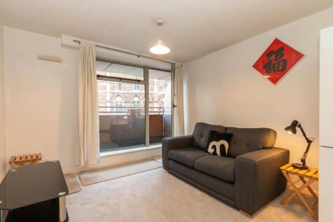 This beautifully presented one-bedroom apartment is located within the highly sought-after City Heights development, offering stylish city living in a prime location between Birmingham’s vibrant Busin