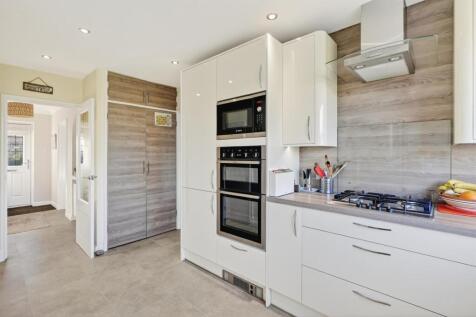 32 Harsfold Road Final-19.jpg