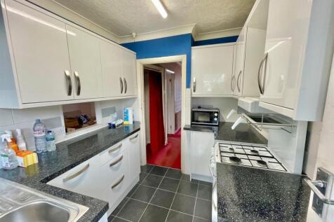 6 Cambridge Drive Kitchen 2.jpg