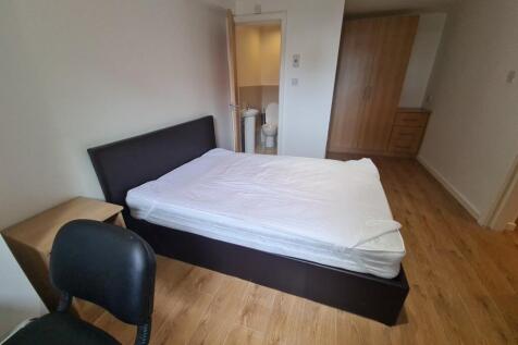 A well-maintained double bedroom featuring a co...