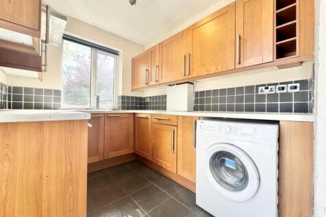 2 Bedroom Maisonette For Sale