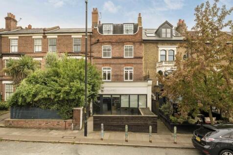 Located on the second floor above a well-kept local business, this beautifully presented two-bedroom flat enjoys a prime position on a popular and well-connected parade. With its smart layout and cont