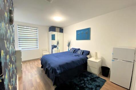 A spacious recently refurbished en-suite double room in house share within mins to West Ealing & Ealing Broadway stations