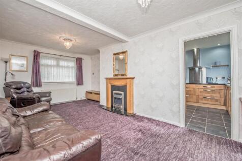 Living Room / Dining Area: