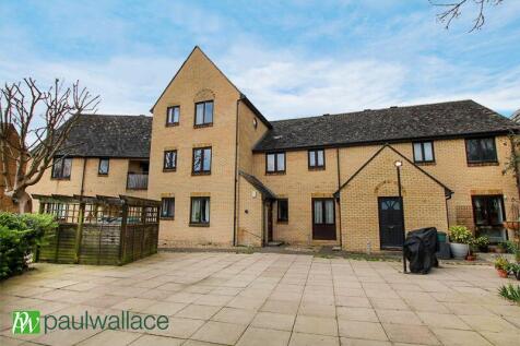 Front Exterior & Communal Courtyard