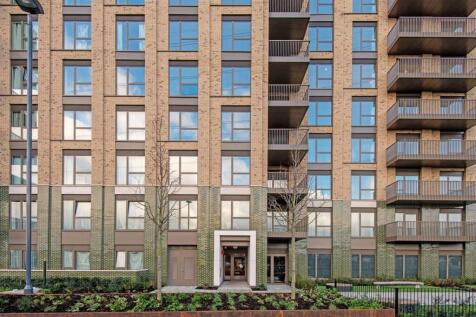 A well-appointed studio suite apartment set within the popular Royal Eden Docks. Situated on the top floor, the property is naturally lit and offers an open-plan living area with a fully integrated ki