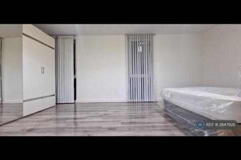 Master Bedroom - Floor To Ceiling Windows X2