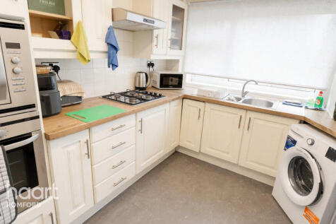 4 Bedroom Terraced in RM1 4QS