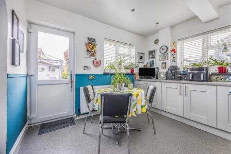 250 Havant Road, Hayling Island-Small-PorticoMarke