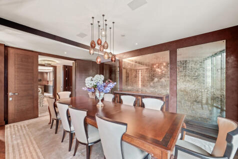 4 bed, 3 bath Apartment in London - Photo 3