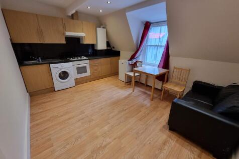 - Large living room with open plan kitchen
- Gas central heating
- Double glazed
- Furnished/Unfurnished
- 3 min walk to Woolwich Arsenal Station
- 1 min to Tesco
- No Bills included
- Working referen