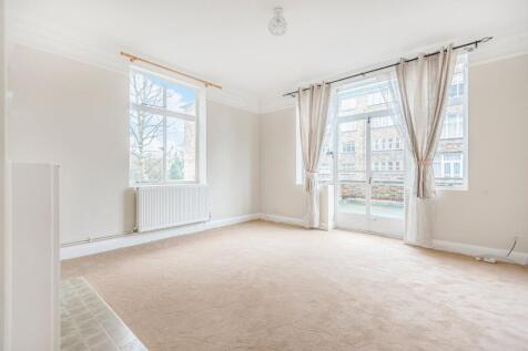 A spacious and well presented flat to let set on the edge of Blackheath Village close to transport and shops