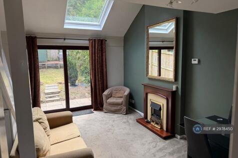 Immaculate One-Bedroom House with Spacious Living Area Near Wetherby Town Centre. Available Now!Perfectly located in a tranquil cul-de-sac on Kings Meadow Mews, this fabulous one-bedroom house off...