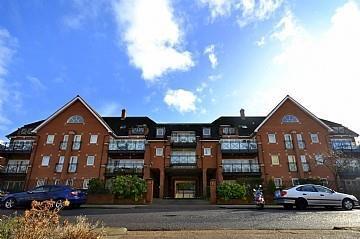 REDAC Strattons are pleased to present one of the best blocks in Woodside Park; this block also comes with an electric gate entrance system. The property offers a lovely open plan kitchen-lounge, two