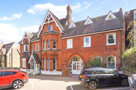 A very spacious 3 bedroom apartment set in a beautiful period conversion.