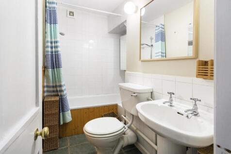 Middle floor bathroom