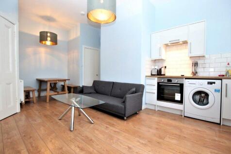 Modern one bedroom, fully furnished property on the 2nd floor, available in the heart of Edinburgh's Old Town Bright and airy with great views over to Calton Hill! Avail: 29/07/2026