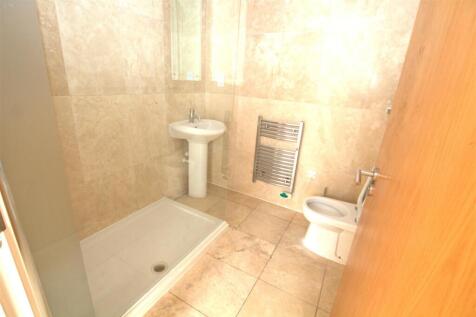 MASTER BED ENSUITE.jpg