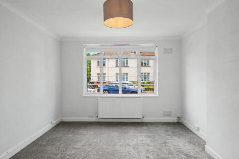 Hamways s delighted to present this great ground-floor apartment ideally located close to Finchley Central.