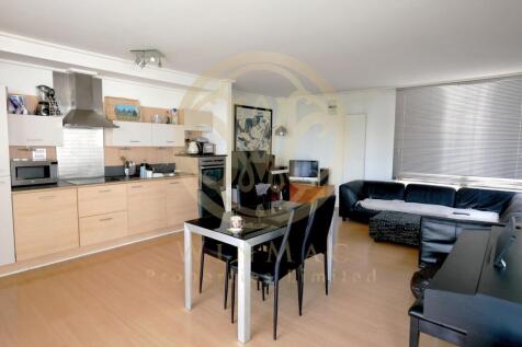 2-bed apartment close to North Greenwich station and industrial shopping park in Charlton.