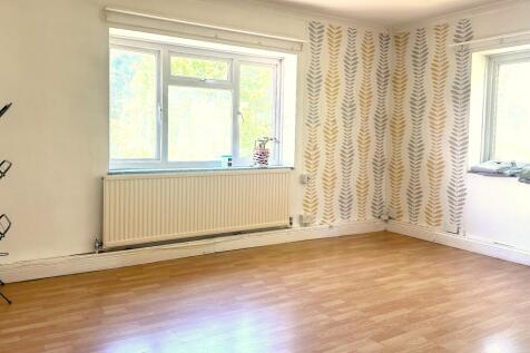 ** Zero Deposit Guarantee Available **
A 2 BEDROOM FLAT FOR RENT IN LEE WITH PARKING AND ACCESS TO COMMUNAL GARDEN