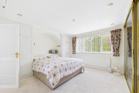 15. CAM04922G0-PR0010-STILL017