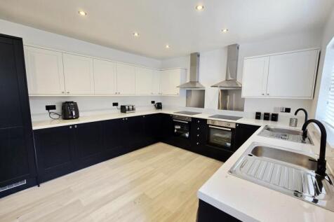 TO LET: Stunning Ensuite Double Room – Cross Green Lane, Halton, Leeds