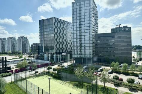 This studio apartment is located on the tenth floor of the NumberOne development set within MediaCityUK one of the most thriving and exciting new developments within the UK. The property benefits from