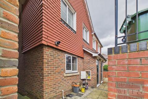 CAM03417G0-PR1141-STILL015.jpg
