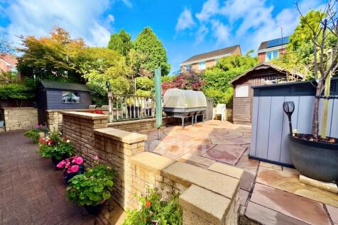 Glen Court, Dalry rear garden shot