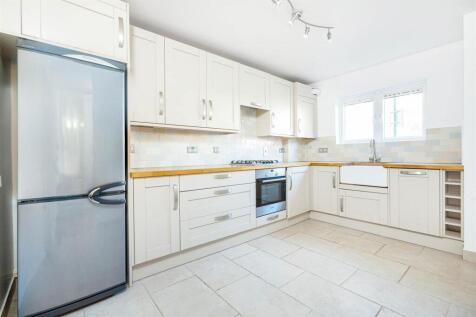 This light and spacious two double bedroom apartment is situated within walking distance of Barnes village and Barnes Station. The property comprises of a large reception room a modern kitchen/breakfa
