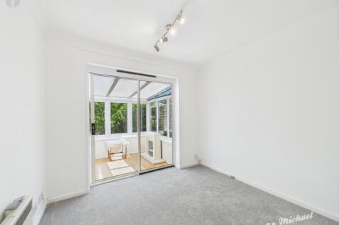 CAM03218G0-PR0738-STILL007