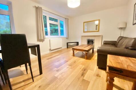 *AVAILABLE 31ST AUGUST* *PRIVATE GARDEN* A large two double bedroom ground floor maisonette with a private garden in Woodside Park N12, within five minute walk to Woodside Park Underground Station (No