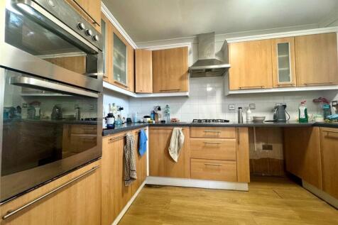 ALL BILLS INCLUDED! A spacious and fully furnished room with a private ensuite bathroom is now available to rent in a well-maintained shared house. The room comes complete with a bed, mattress, and wa