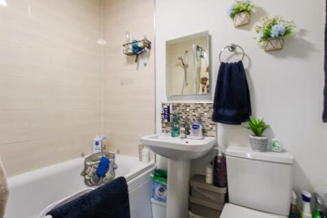 EN SUITE BATHROOM/W.C.