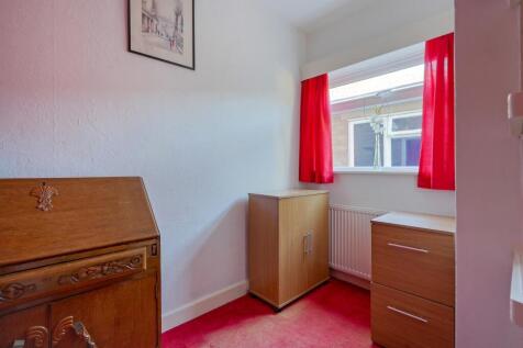 4 bed, 2 bath Detached in Sheffield - Photo 13