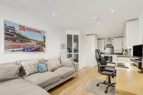 A stunning two double bedroom two bathroom property in the heart of Wapping and stone throw away from Wapping Station.