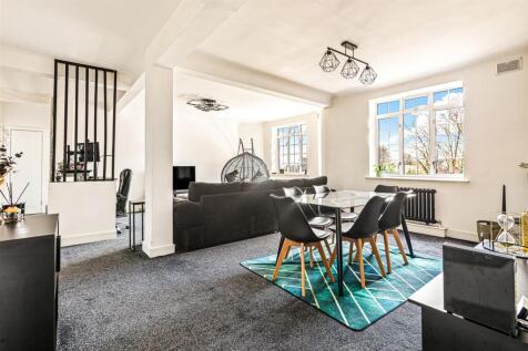 ENTRANCE / OPEN PLAN LOUNGE / DINING AREA