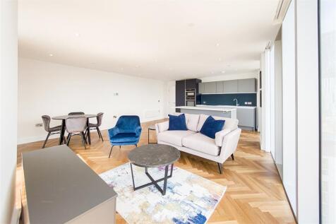 A beautiful dual-aspect apartment on the 12th floor of Deansgate Square's East Tower. Boasting the largest two-bedroom design within the development and panoramic views across Manchester, this propert