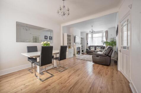 Selwyn Avenue E4